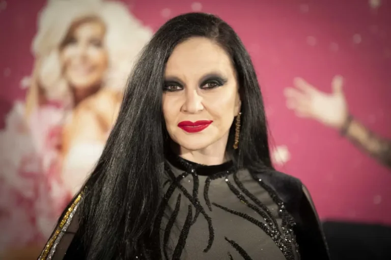 alaska cantante joven